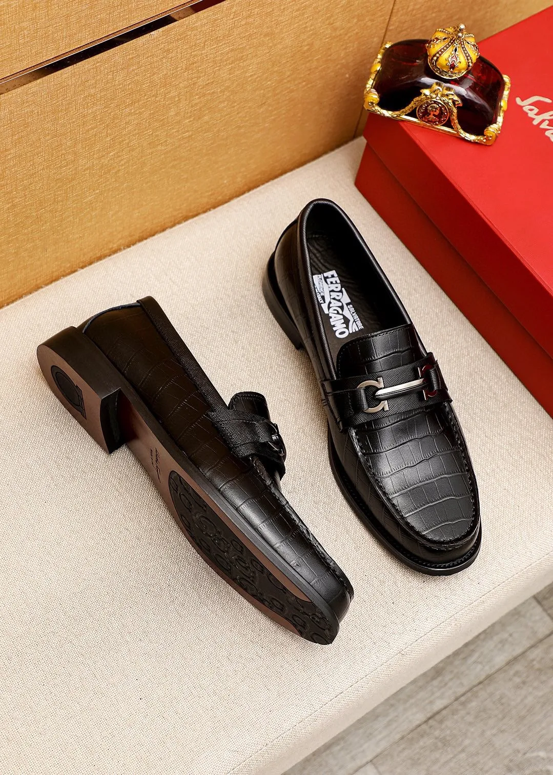 Men's shoes💰480💐 Product trademark: Ferragamo "Ferragamo" casual leather shoes Regular size: 38-44 (45.46🉑️customized) Product materials: Selected imported first-layer cowhide embossed upper + luxury hardware buckle, imported water-dyed cowhide leather lining. Strong three-dimensional visual effect, original outsole color: 1⃣️color optional